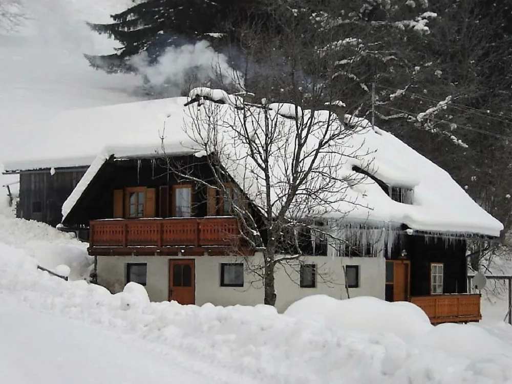 Cabana de montanha belamente silenciosa cercada pela natureza no Lavanttal