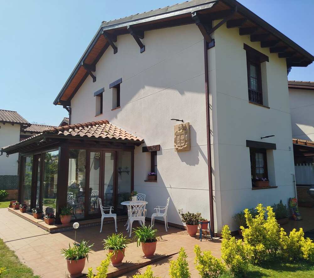 Villa met grote tuin naast het park Cabárceno