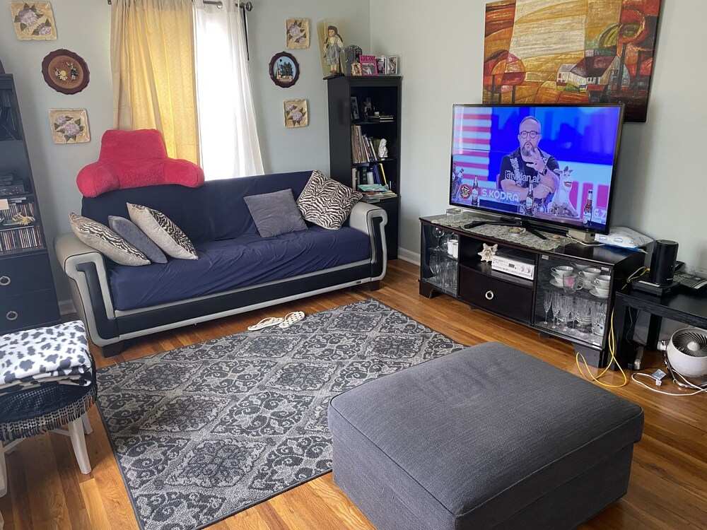 FEMALES ONLY <br>Quite safe neighborhood near NYC, transportation & mall<br>
