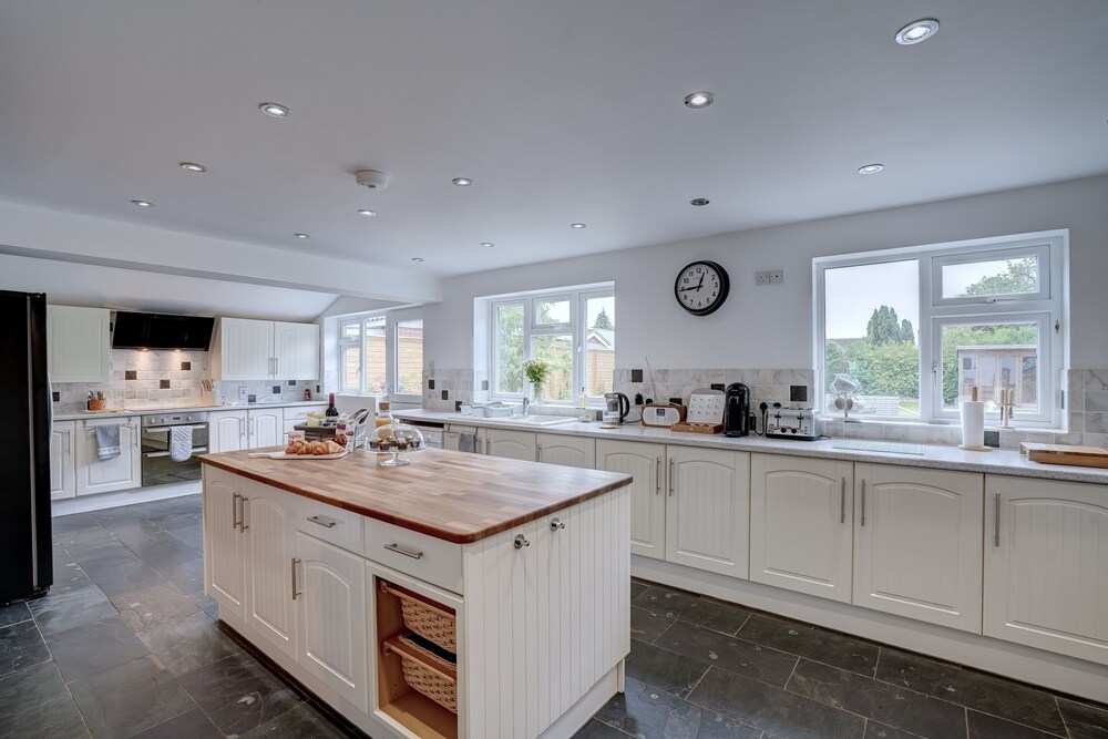 Norfolk Luxe Beach House Sleeps 8 Dog friendly