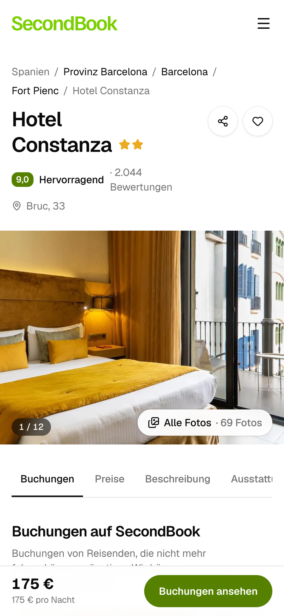 Eine Hotelseite auf dem Handy, mit Fotos, Bewertung und dem Preis der Buchung unten.