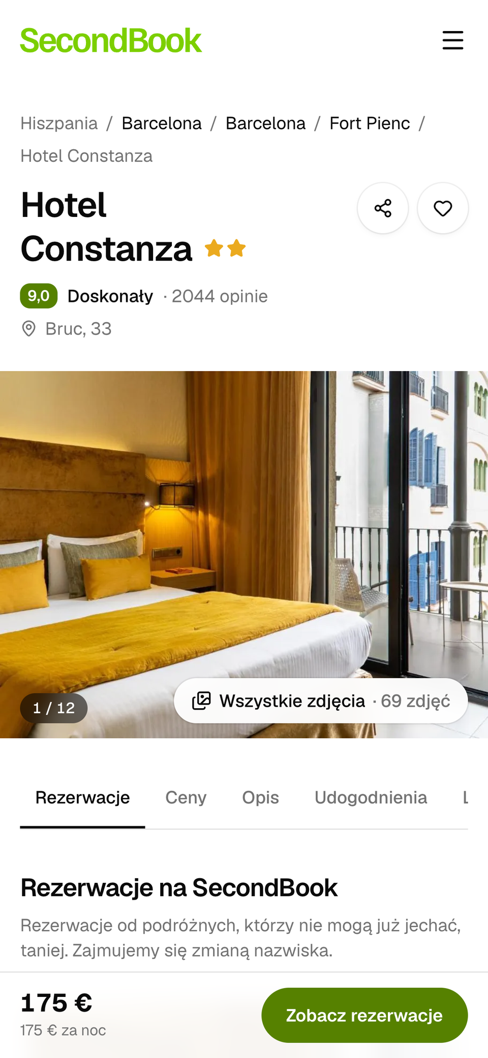 Strona hotelu na telefonie, ze zdjęciami, oceną i ceną rezerwacji na dole.